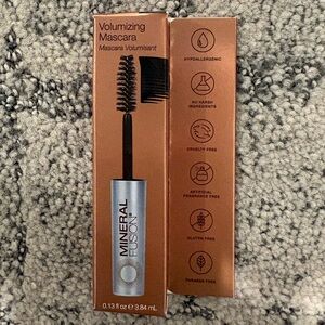 Mineral Fusion Volumizing Mascara - Rich Black